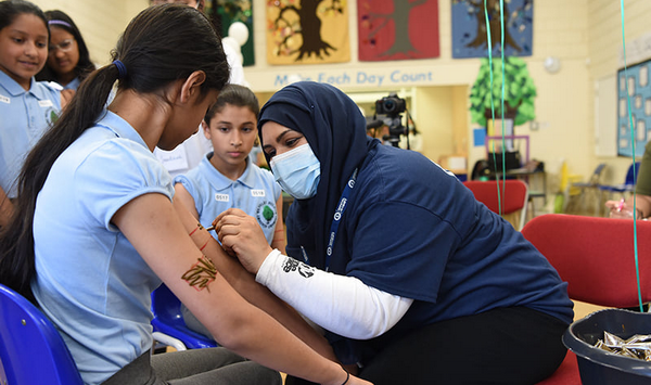 Most henna tattoos in 1 hour
